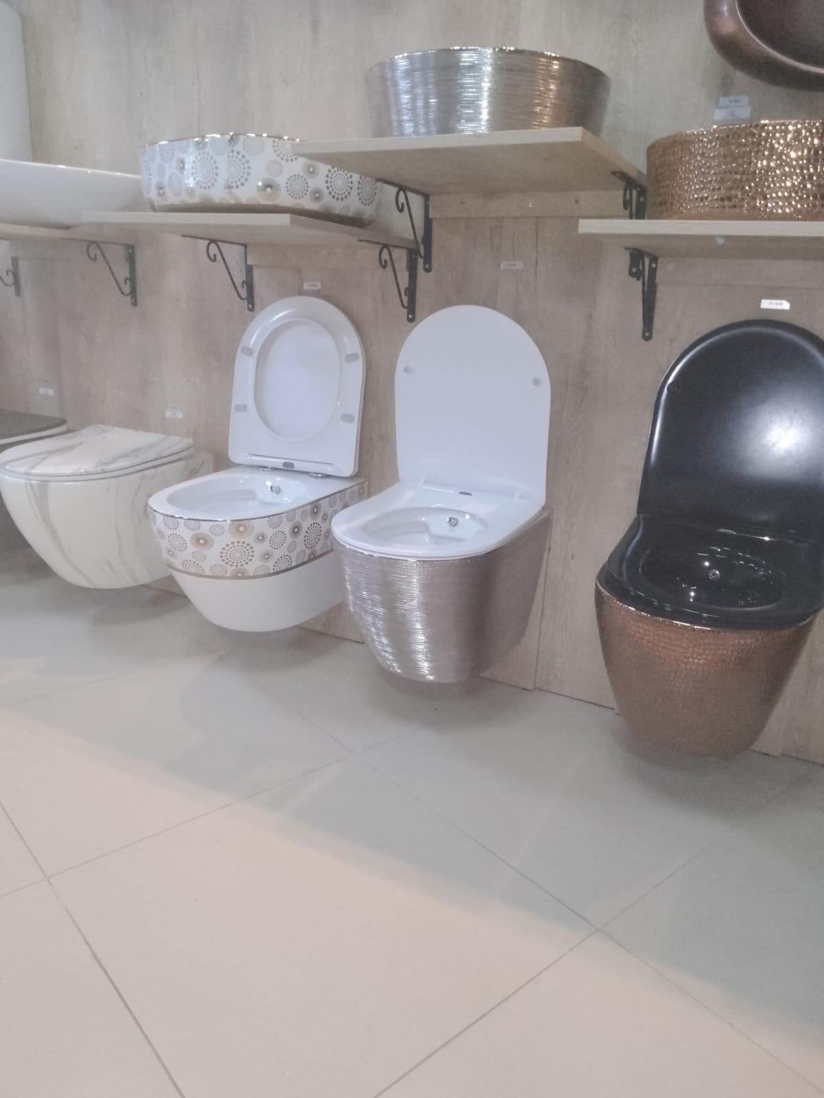 Vitrifiye montaj hazırlığı ve banyo ekipmanları